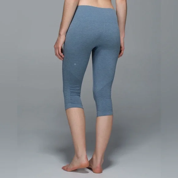 Lululemon in the Flow Crop Leggings Blue Heather Size 4 985