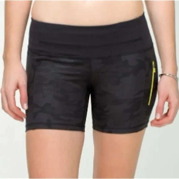 Lululemon Run Fast Track Shorts ll Biker Bike Shorts Size 4 Black Camo