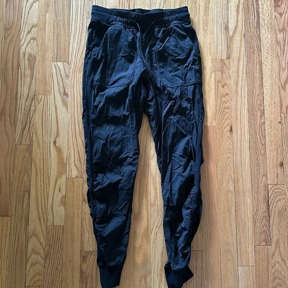 Lululemon 6 black dance pant elastic cuffs, pockets, tie waist great condition