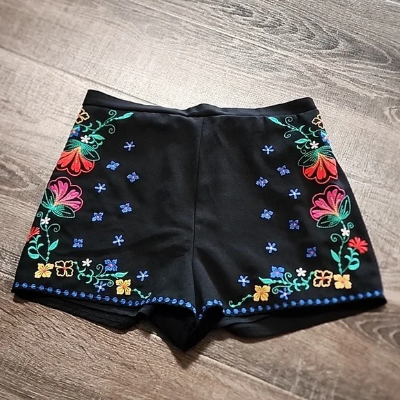 ⛅️ Xhilaration embroidered Boho Shorts ⛅️