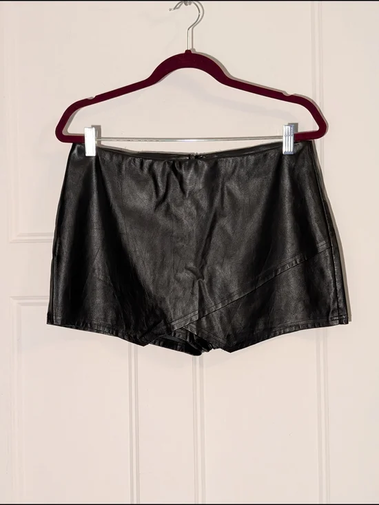 Fashion Nova Black Faux Leather Skort Shorts. Size XL