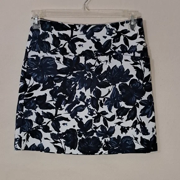 S.C. and Co. Women's Size Small Floral Print Stretch Skort