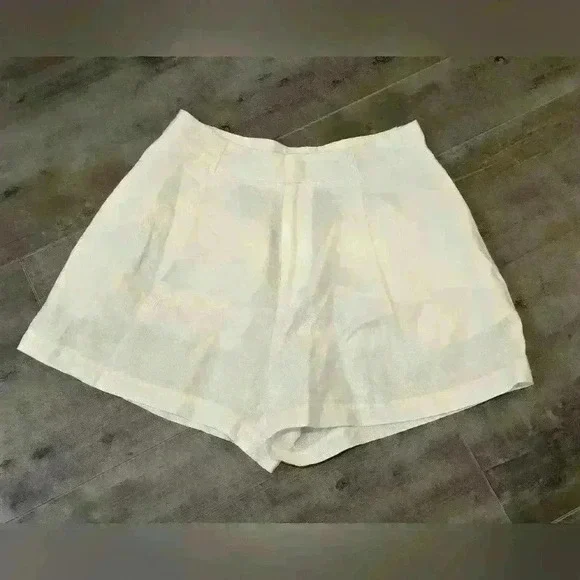 Choosy White Short