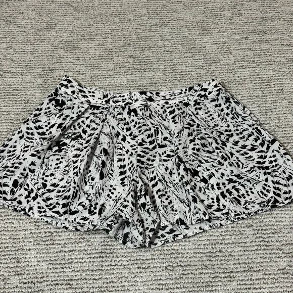 Forever 21 Black and White Patterned‎ Women's Shorts (0055)