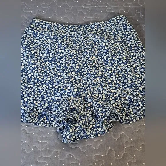 Paper Crane blue floral shorts size small