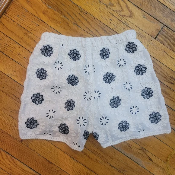 Cream‎ & Black Embroidered Floral Women's Shorts NWOT Cottagecore Coastal Boho