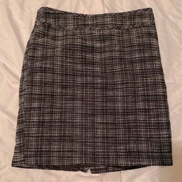 Ann Taylor Loft Black & White Skirt Side Zipper Size 4 Career Wear Business Work