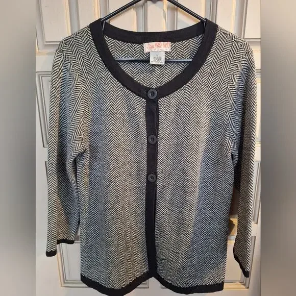 Nouveaux Women's Sweater SzM Knit Gray/Blk Contrast 3Button Closure Nice Look