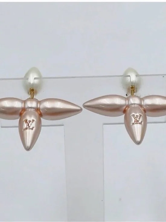 100% authentic Louis Vuitton Louisette earrings in pink pearl! Collector piece