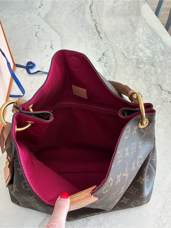 Louis Vuitton Graceful PM in Monogram Shoulder Bag.