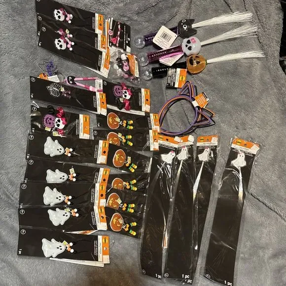 Lot of 29 Halloween Light Up Necklaces Jewelry Wands Party Favor Prize Classroom