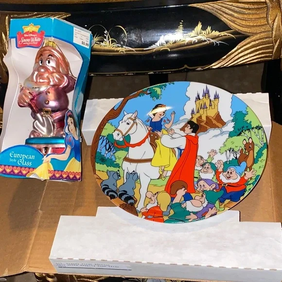 Snow White and the Seven Dwarfs Decorative Plate and Sneezy Dwarf Ornament BX40