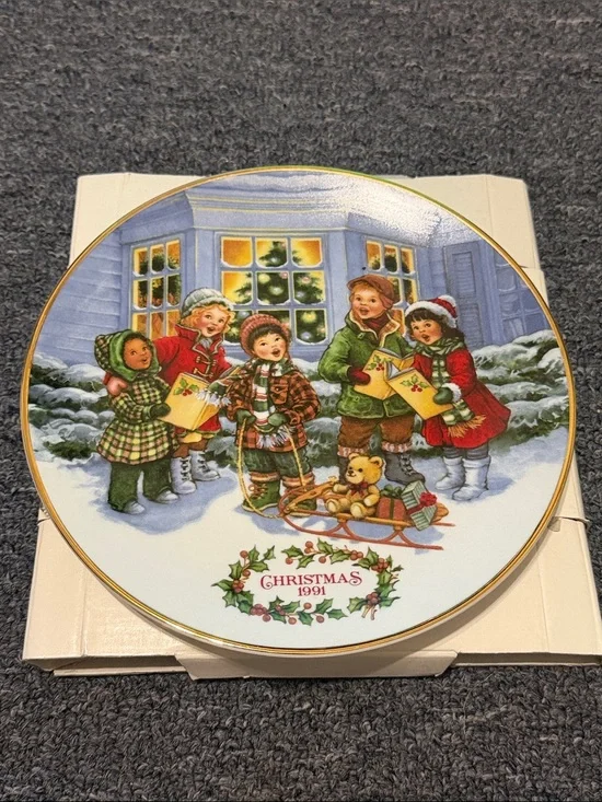 Avon Christmas 1991 Decorative Plate — 22k gold rim.