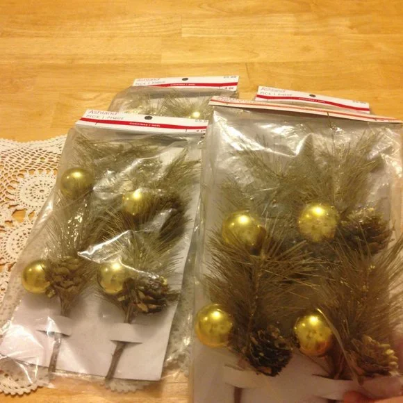 Rustic pine cones clusters for mantle or tree