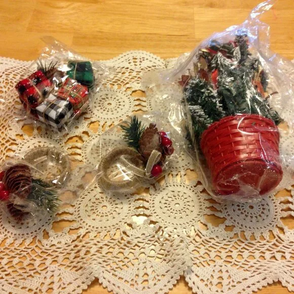 Holiday napkin rings and mini tree with presents