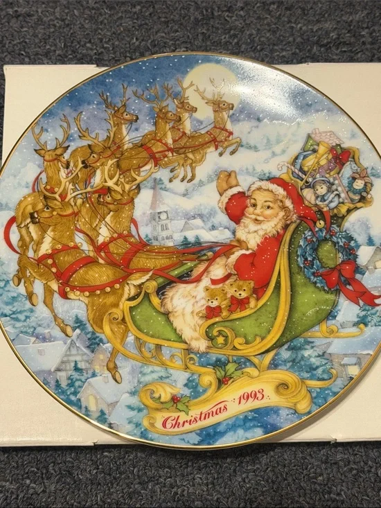 Avon 1993 Holiday Plate with 22K gold rim. Santa Sleigh Scen