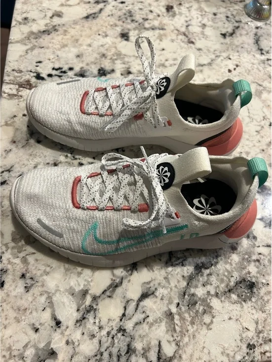 Nike Free RN 5.0 Running Shoes White Coral and Teal Size 9