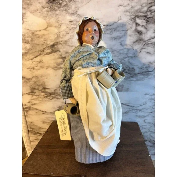 Byers Choice 2000 Williamsburg Bar Tavern Maid With Stoneware Beer Mugs & Tag