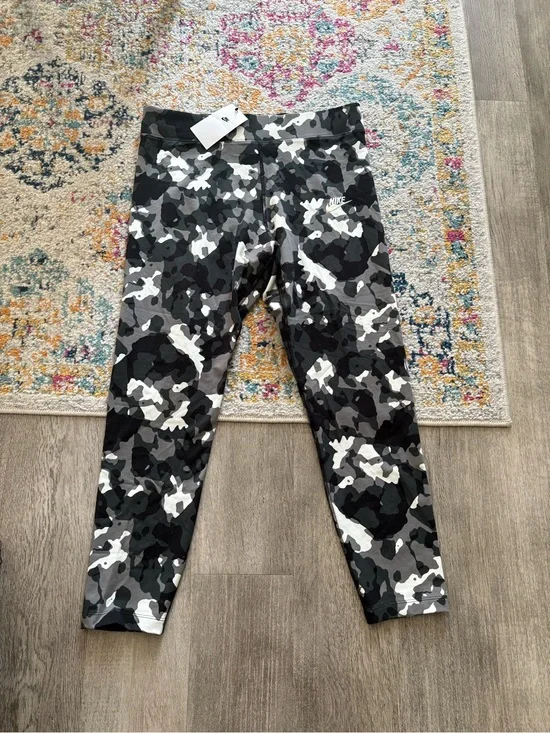Nike Gray & Black Camo Tight-Fit High Rise Leggings