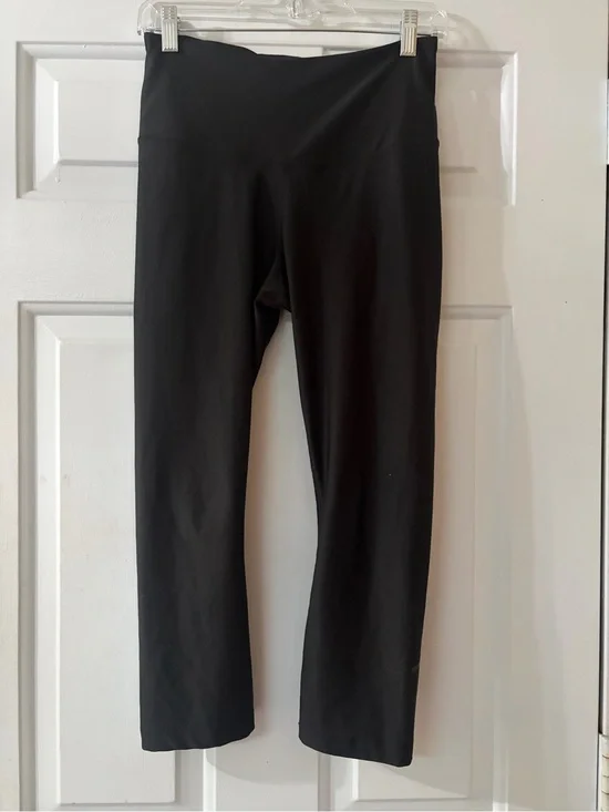 Nike Dri Fit Black Crop Leggings. Size medium.