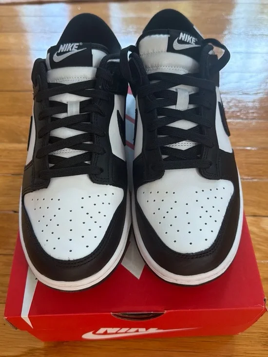 *NWT Women’s Low-Top Sneakers