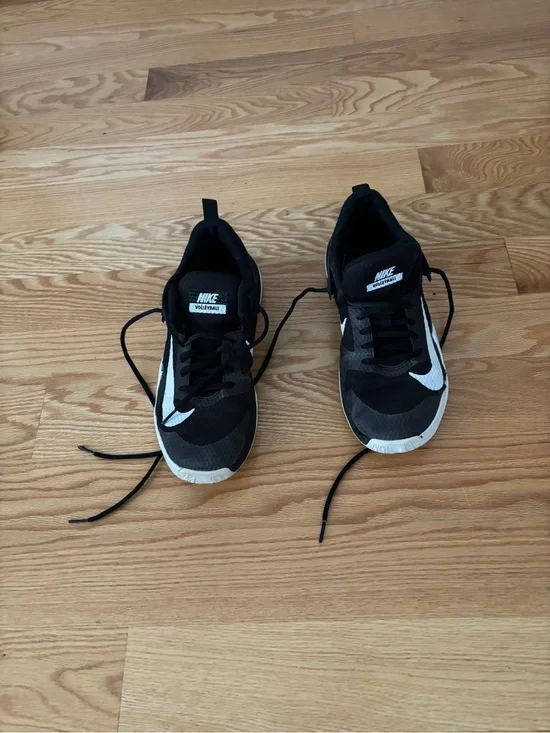 Nike Men’s Black and White Athletic Sneakers