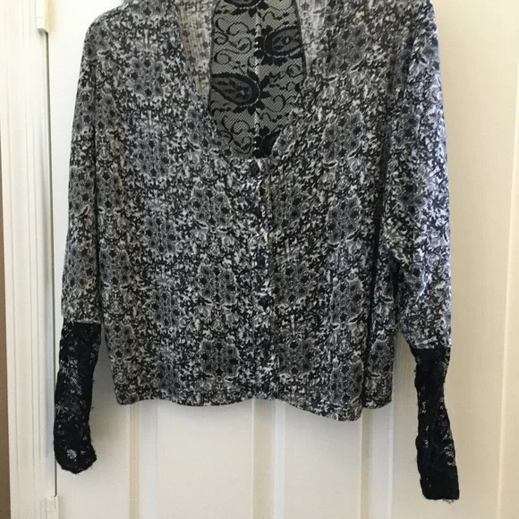 FINAL MARKDOWN LADIES lily white blouse (M)