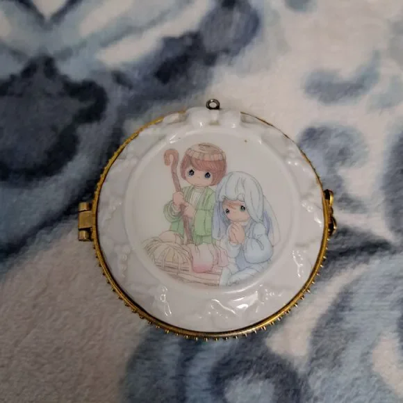 Vintage 2000 Enesco Precious Moments Locket Ornament Sweet Manger Scene Ceramic