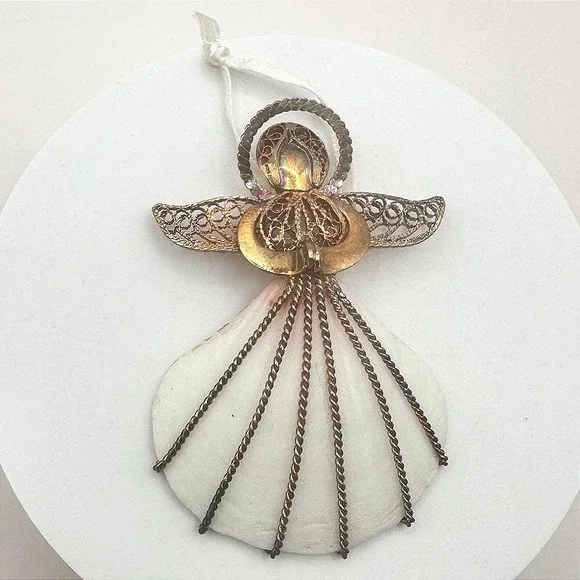 Vintage 80s‎ Gold Tone Filigree Scallop Shell Ornament bent Wire Accents Jewelry
