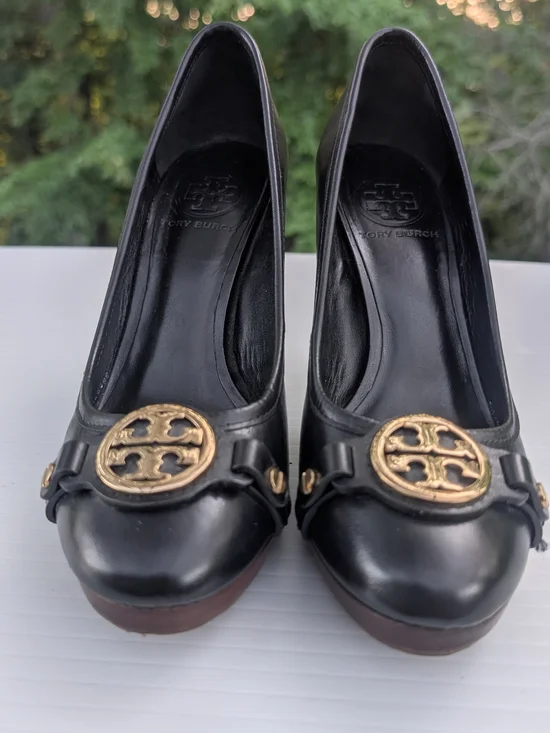 Tory Burch  Calsta Black Leather Logo Medallion Pumps 7