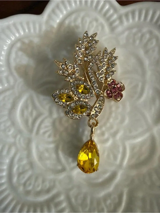 New gold-toned alloy wheat leaf brooch  a pear-cut yellow rhinestone drop