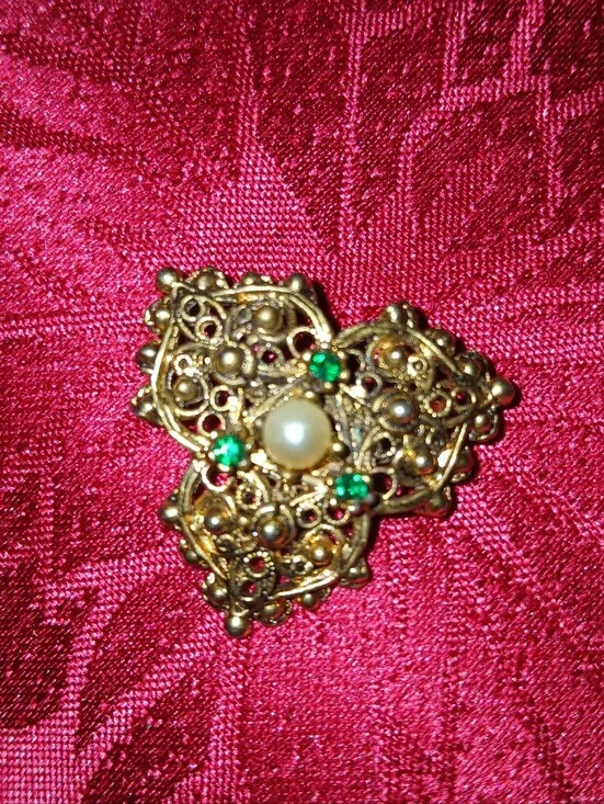 Vintage-Inspired Gold Filigree Brooch with Pearl and Green Accents