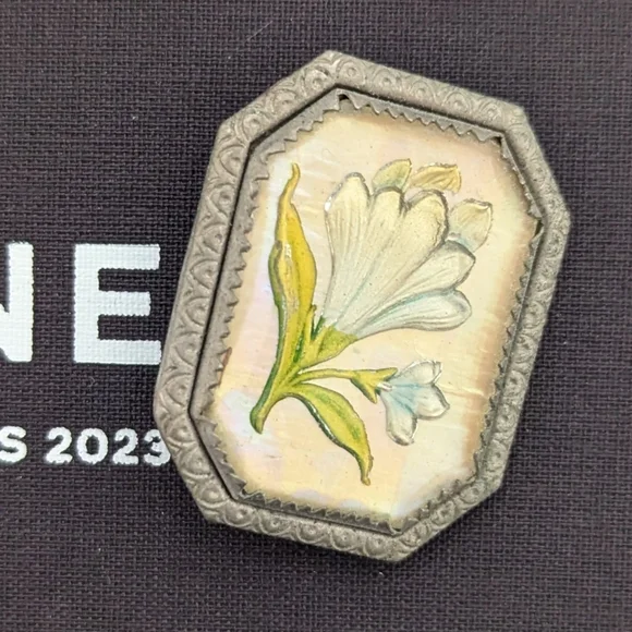☀️ Vintage ☀️Silver and Cream Floral Brooch ☀️