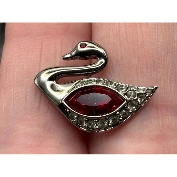 VTG Swarovski Swan Red Crystal Brooch Pin Tie Tack Gunmetal Dark Silver Tone