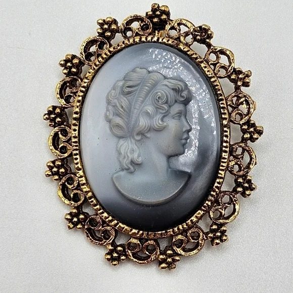 VINTAGE Cameo Carved Glass Ombre Gray Gold Tone Pendant or Brooch Pin
