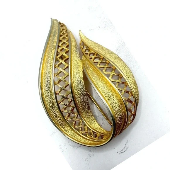 Vintage Gold Tone Leaf Brooch Openwork Textured‎ Statement Pin 2.5