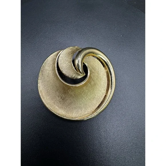 Crown Trifari Vintage Gold Tone Swirl‎ Brooch Textured Spiral Pin Mid Century