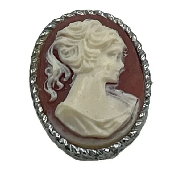 Vintage 70’s 80’s Victorian styled cameo brooch