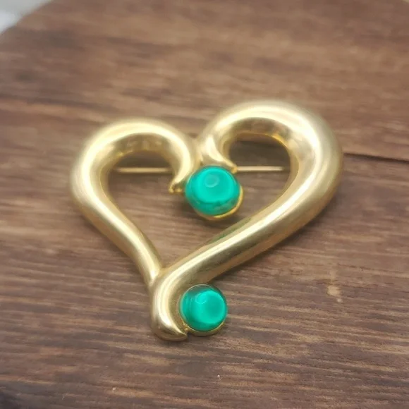 B626‎ calligraphy emerald gem heart brooch