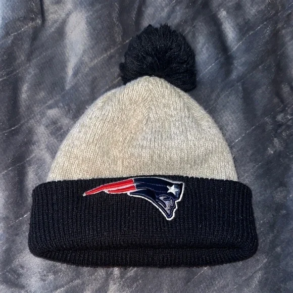 Kids Unisex New England Patriots Winter Knit Pom Cuff Pom Beanie NWOT