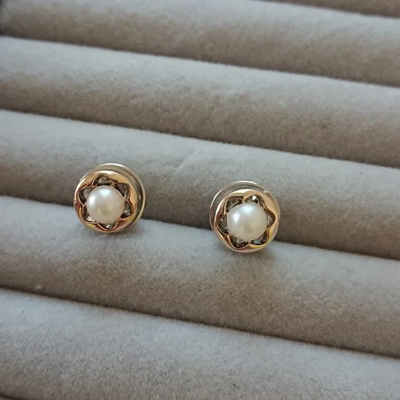 Faux pearl brooch/pins