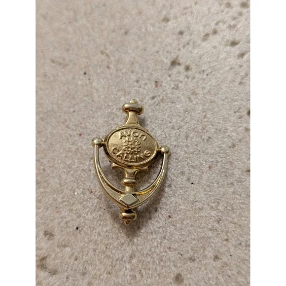 Vintage AVON Calling Doorknocker Brooch In Gold Tone With Movable Knocker Small