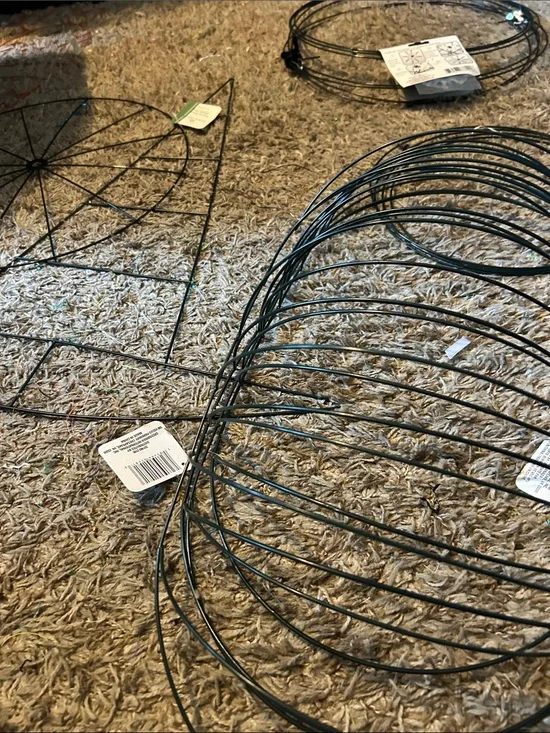 Metal Wire Wreath Frames - Dark Green 4 pumpkin, 2 witches hats, 1carrot