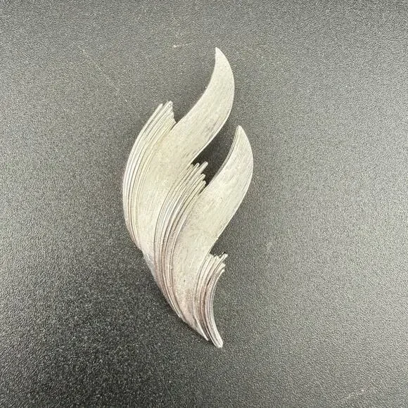 Vintage Crown Trifari Signed Brushed Silver Tone Leaf / Feather Wing Brooch Pin