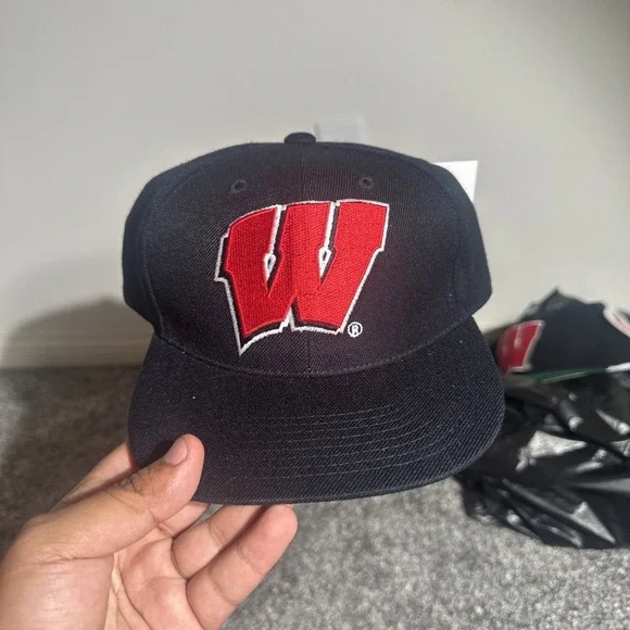 Vintage Wisconsin Badger Hat Cap Fitted 6‎ 7/8 Black Red Sports Specialties NWT