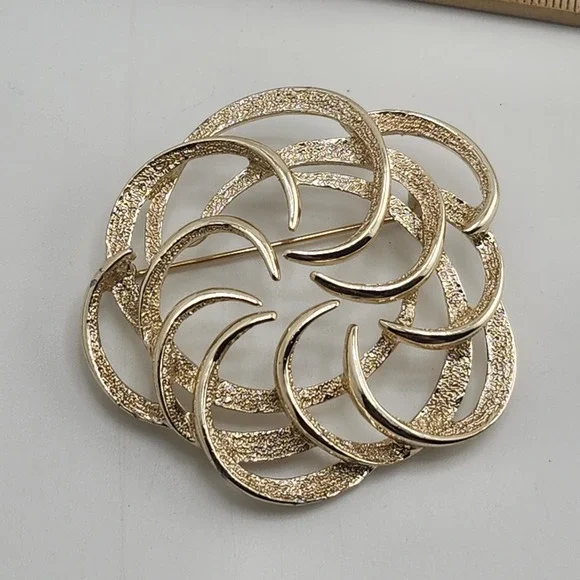 Vintage Sarah Coventry big gold tone‎ flower brooch