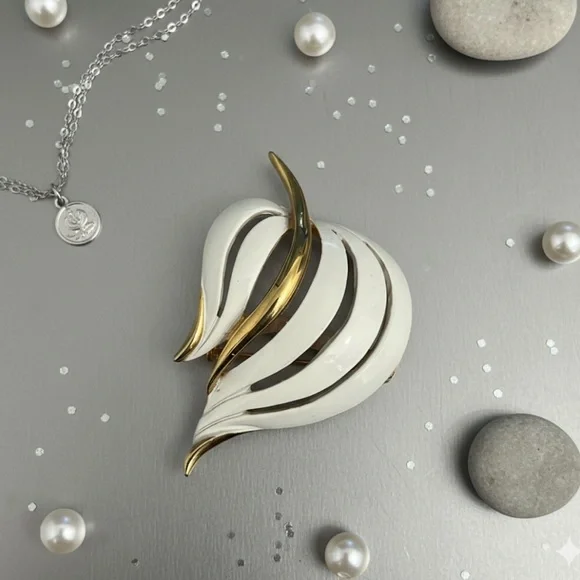 Vintage Trifari Antique White Gold Leaf Brooch Pin Jewelry Accessory‎ Beautiful