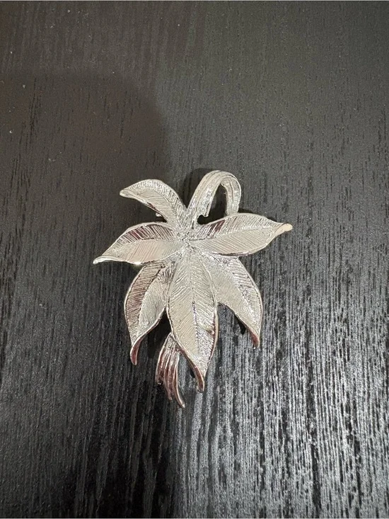 Gerry’s Silver Tone Leaf Brooch