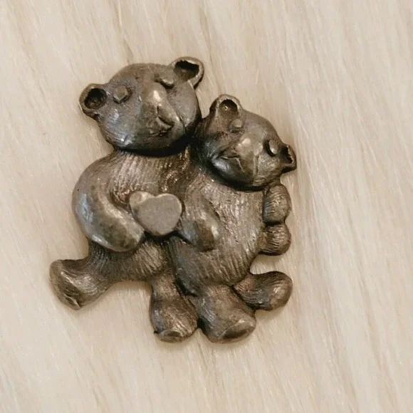 Vintage Pewter Teddy Bear Pin Heart 3D Textured Animal Zoo Figural 8272