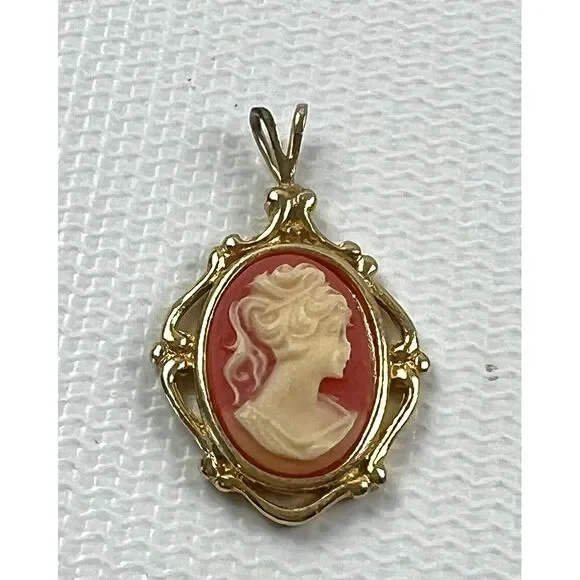 Vintage Cameo Gold Toned Metal Pendant Coral‎ Color Background .50